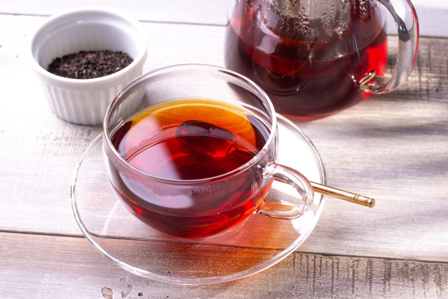 O chá preto é rico em antioxidantes, como os polifenóis, que podem ter benefícios para a saúde