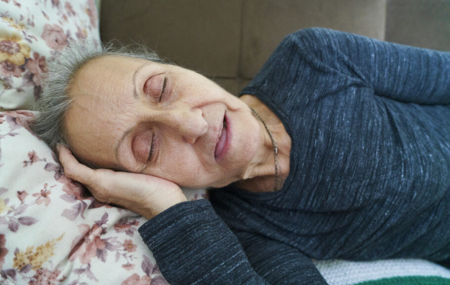 Sintoma de demência pode aparecer durante o sono REM