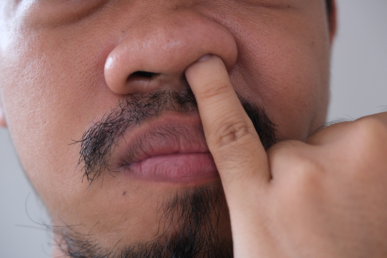 Tirar meleca do nariz faz mal?