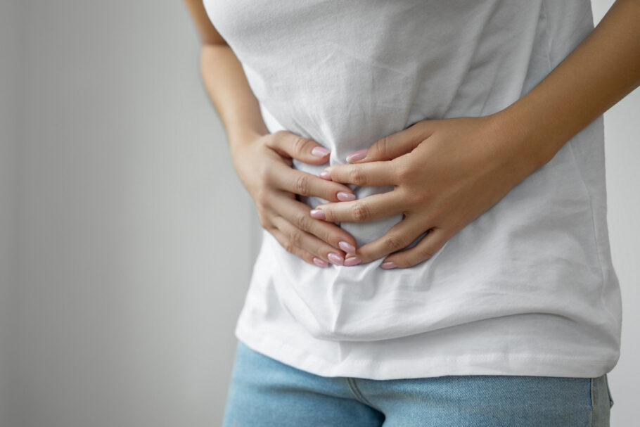 Dor abdominal persistente acompanhada de outros sintomas pode justificar a realização da colonoscopia