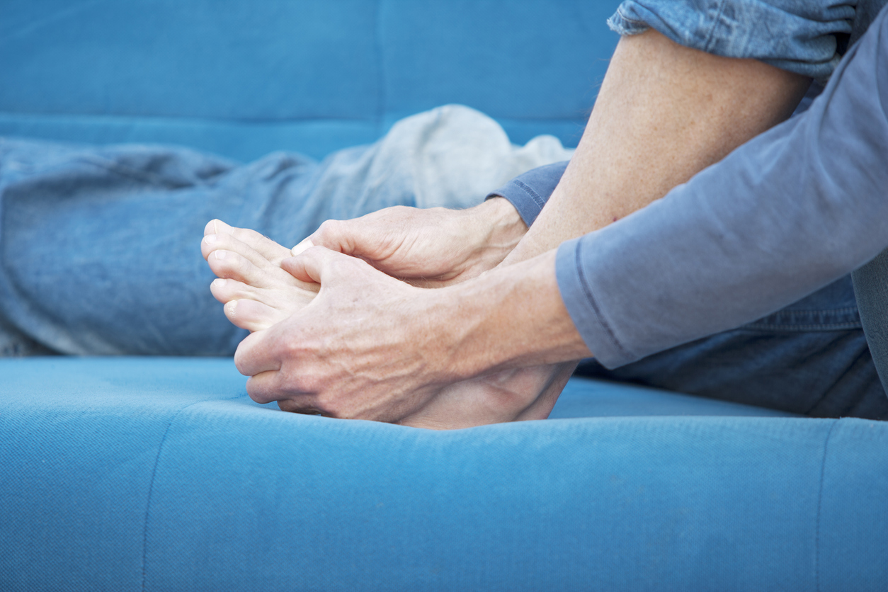 Potencializada por determinados alimentos, os primeiros sintomas de gota costumam ser inchaço com fortes dores no dedão do pé – iStock/Getty Images
