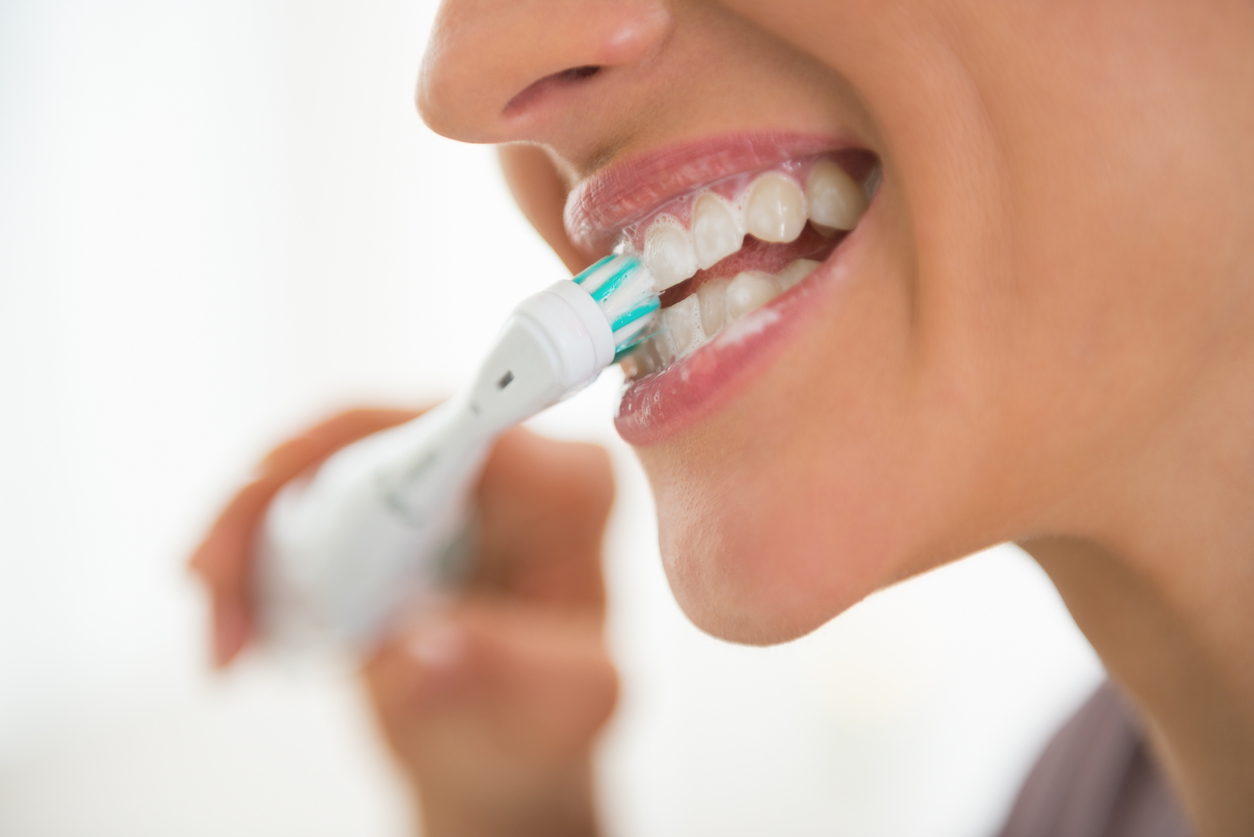 De acordo com especialistas, escovas com as pontas das cerdas não arredondadas podem lesionar os dentes – iStock/Getty Images