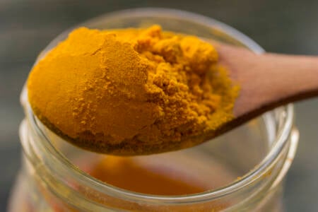 Como 4 temperos comuns podem reduzir o risco de Alzheimer