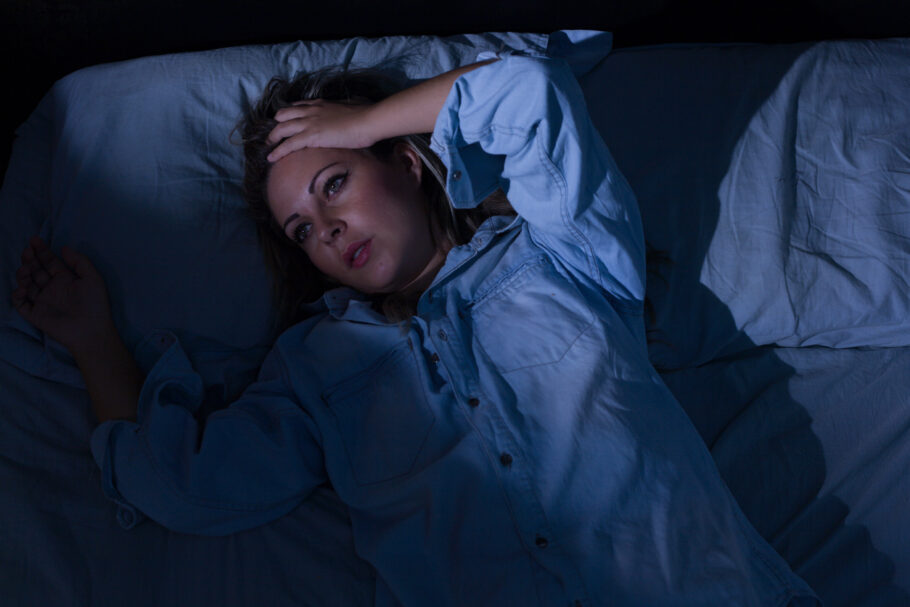 Ciência lista algumas das causas comuns que fazem pessoas acordarem de madrugada