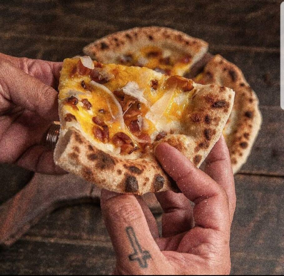 Pizza de Carbonara é um dos melhores pratos do Fôrno se você ama comer bacon