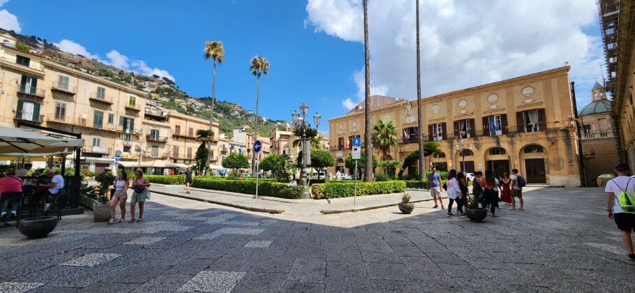 Praça central de Monreale, vilarejo que fica no alto de uma colina em Palermo
