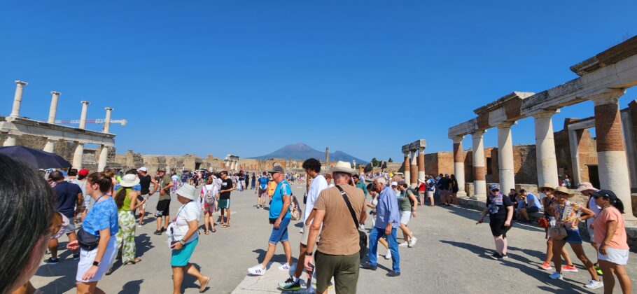 A praça do Fórum com o Monte Vesúvio ao fundo