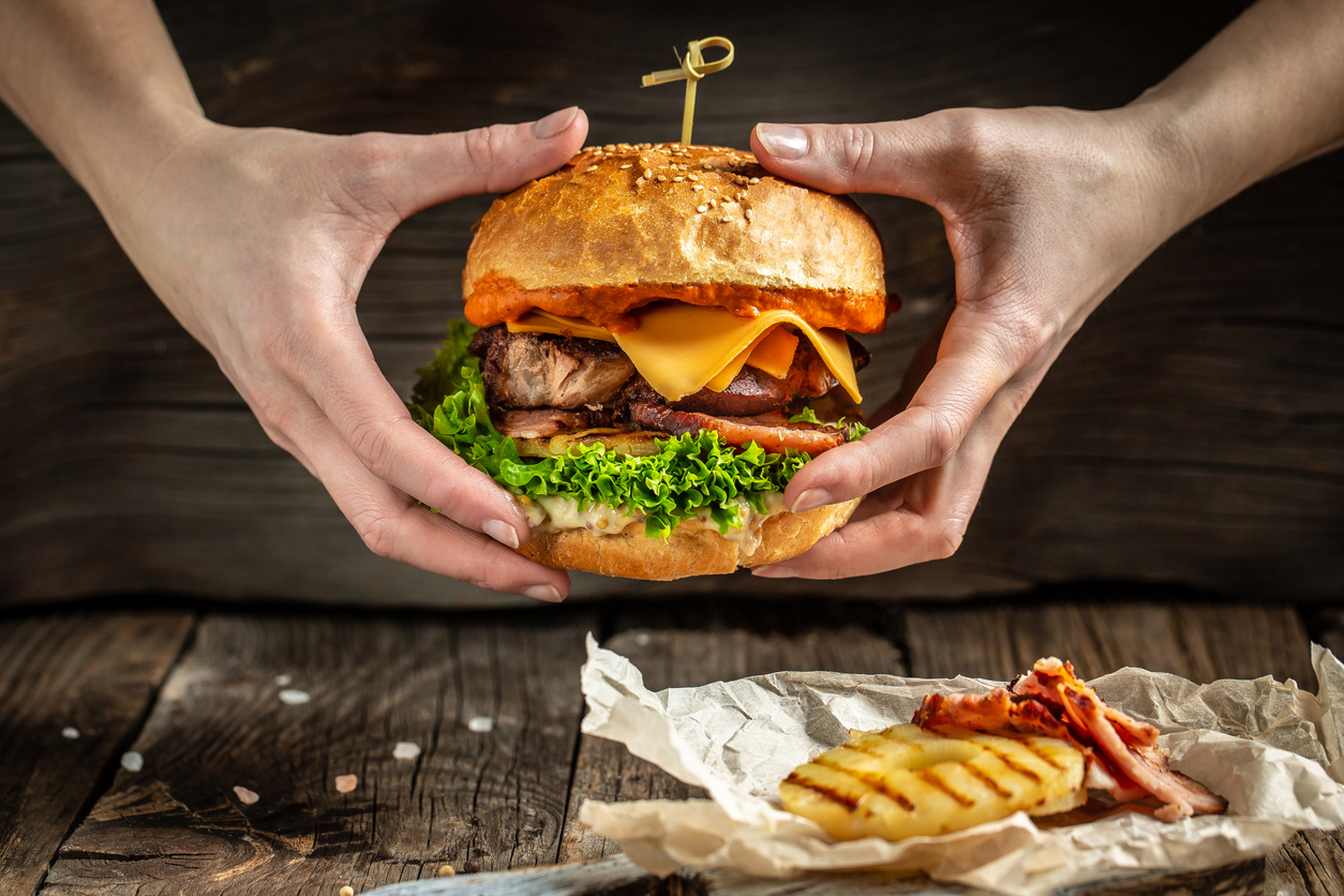 Reinterpretado com especiarias indianas, guacamole no México, ou kimchi na Coreia, o hambúrguer é um prato em constante evolução, refletindo diferentes tradições e opções culinárias. Confira outras receitas  – iStock / Koval Nadiya