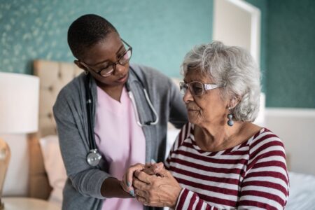 Qual a diferença entre Alzheimer e demência na terceira idade?