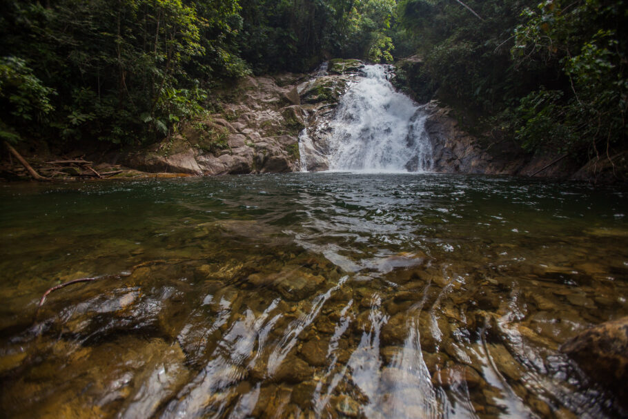 Cachoeira Ribeirão de Itu, uma das atrações além praia em São Sebastião