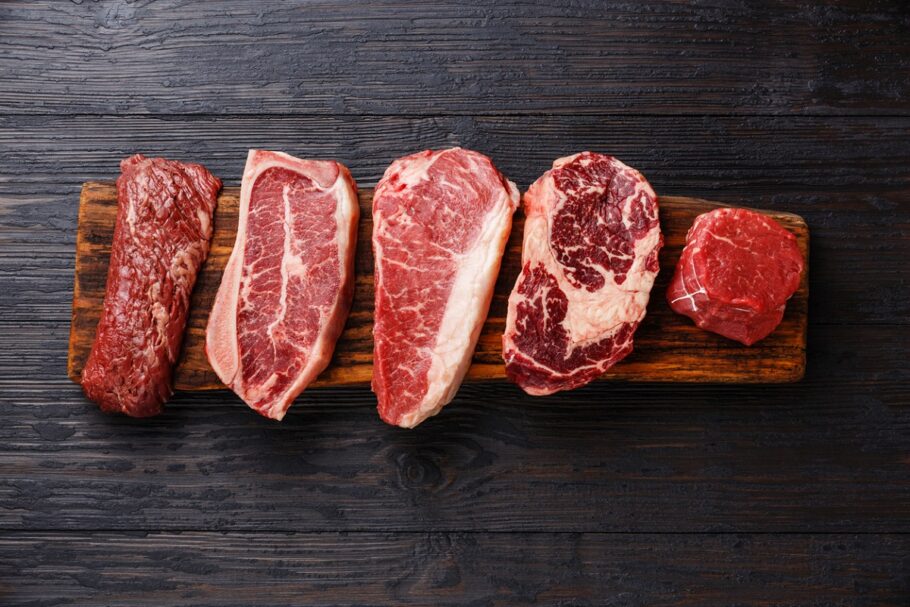 Carne bovina e suína apodrecem no intestino aumentando a probabilidade de gases desagradáveis
