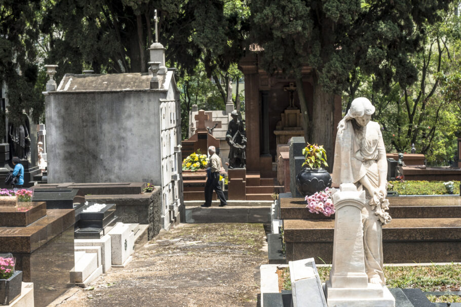 Os motivos que levam alguém a querer praticar o turismo de cemitérios são variados.