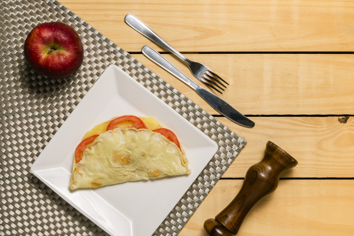 Faça uma deliciosa crepioca com queijo e tomate
