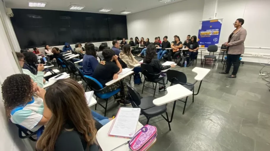 Cursos gratuitos preparam jovens para mercado de trabalho