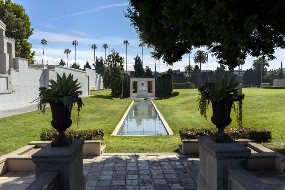 Túmulo do famoso cemitério Hollywood Forever, em Los Angeles