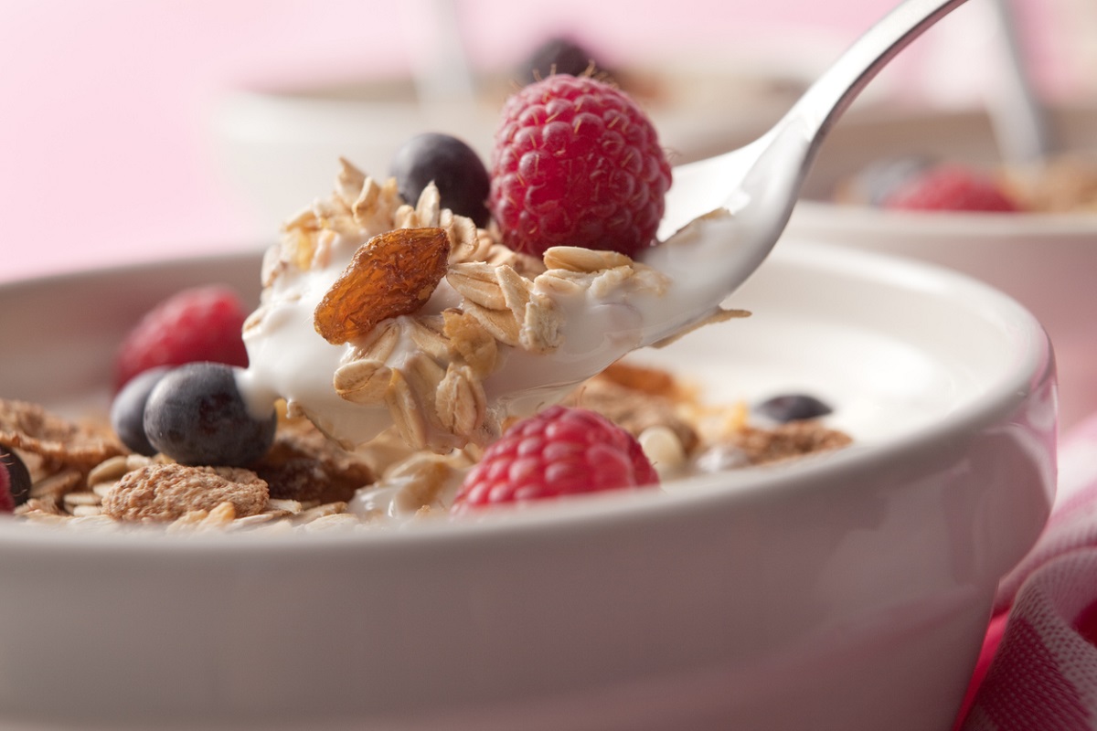 Aprenda a fazer iogurte com granola e frutas para o café da manhã