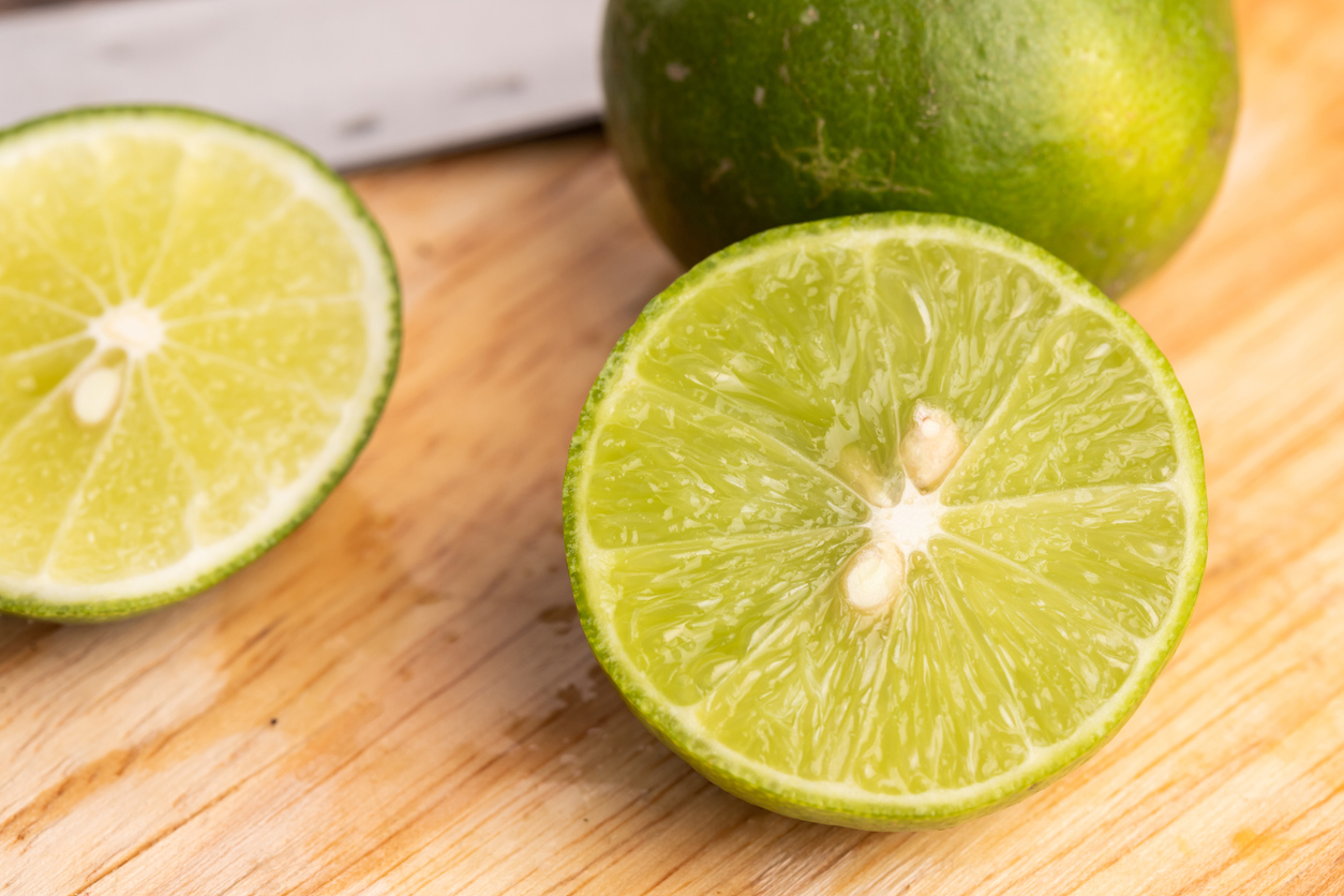Limão cortado ao lado da cama: Entenda mais um benefício da fruta considerada uma das mais saudáveis do mundo – iStock/Getty Images