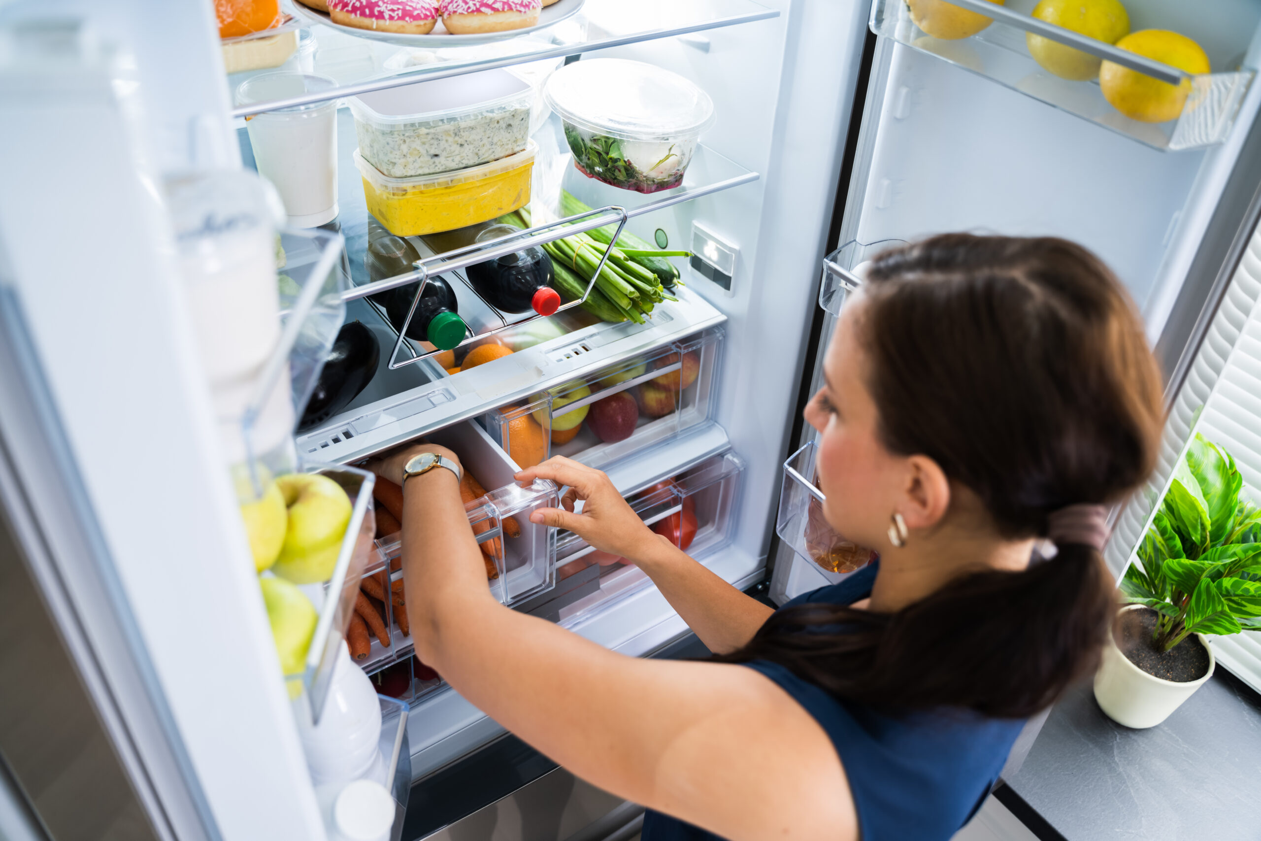 Сток холодильника. Холодильник с едой. Открытый холодильник с продуктами. [Jkjlbkmynbr c LTJQ'. Холодильник внутри.