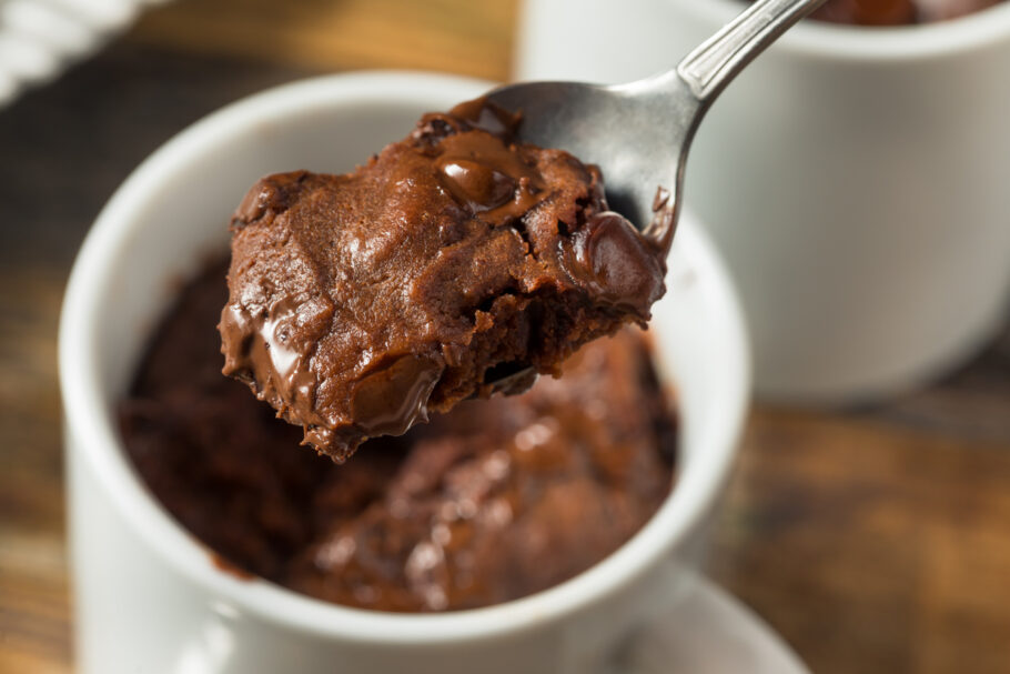 Brownie fit de micro-ondas pronto em minutos e sabor irresistível