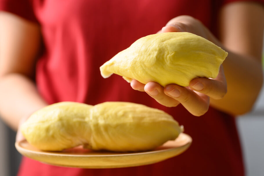 O durian é uma fruta tropical conhecida por seu aroma forte e característico, muitas vezes descrito como “cheiro de cadáver”
