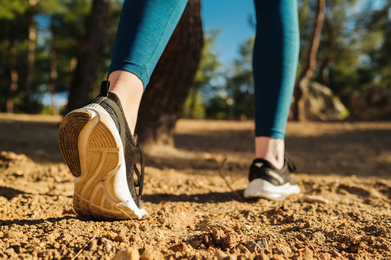 A caminhada traz diversos benefícios à saúde, entre eles ajuda a diminuir o risco de diabetes – iStock/Getty Images