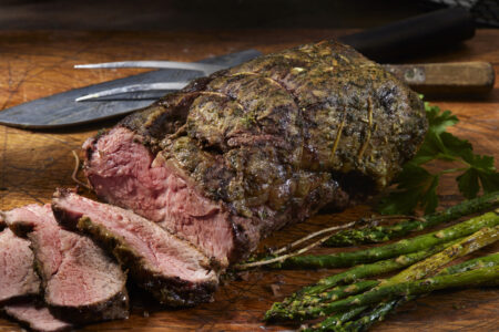 Carne assada no forno com legumes e caldo aromático.