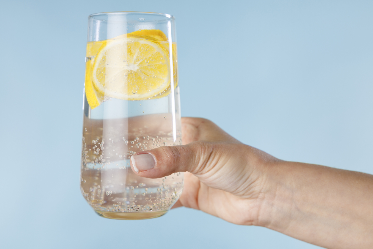 Assim como a água mineral, a água gaseificada (naturalmente ou por processo industrial) possui o mesmo poder de hidratação – iStock/Getty Images