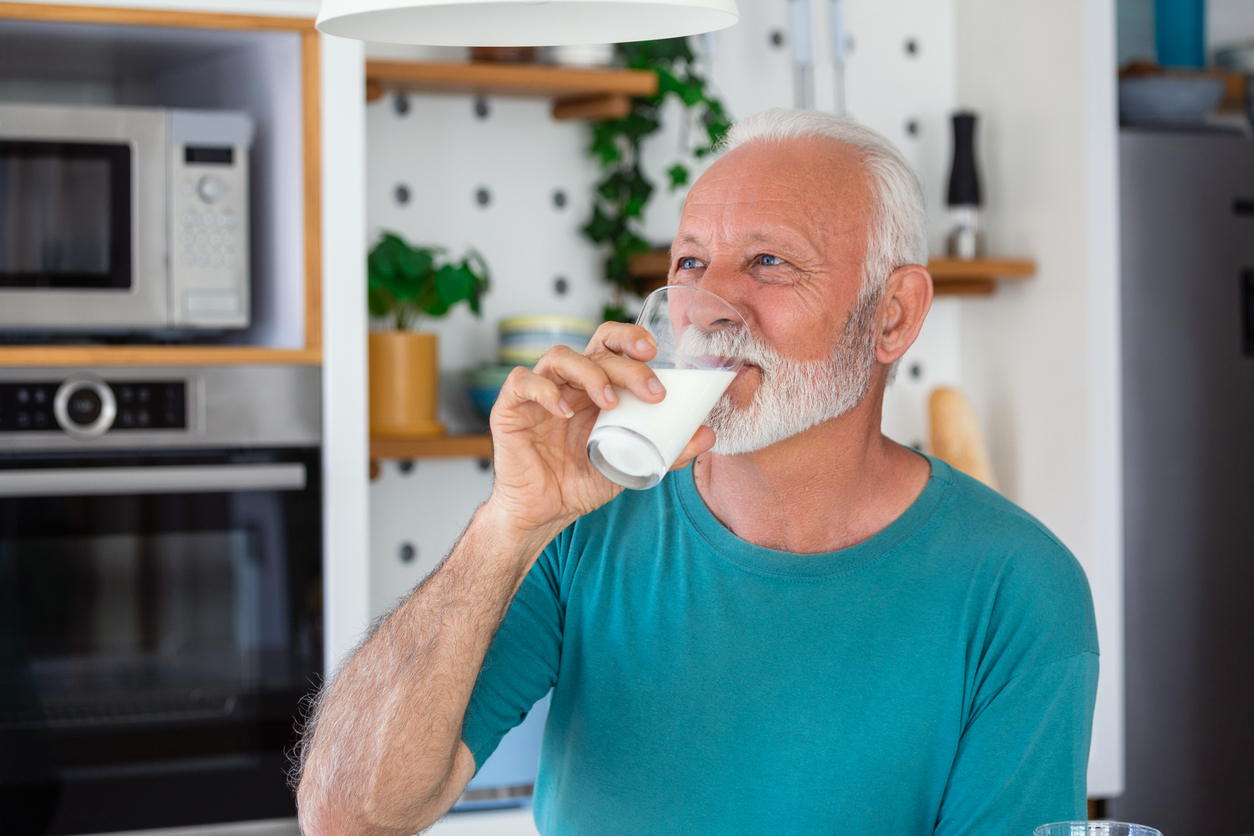 Bebida a base de laticínios está ligada à prevenção de doenças como demência e Alzheimer, de acordo com estudo recente – iStock/Getty Images