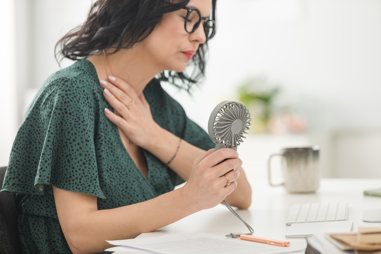 Ondas de calor durante a menopausa atingem mais de 80% das mulheres; remédio promete acabar com os sintomas – iStock/Getty Images