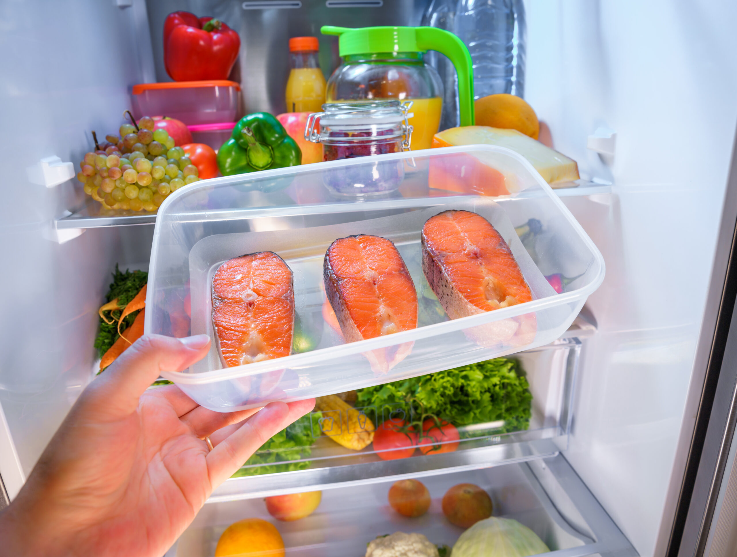 Хранение готовой пищи. Холодильник с продуктами. Хранение продуктов. Холодильник с едой. Хранение готовых блюд в холодильнике.
