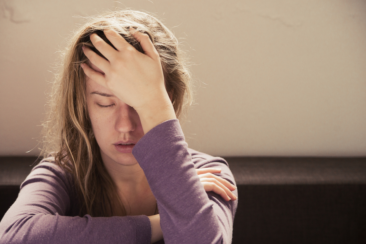 Durante a perimenopausa, os níveis hormonais oscilam e, posteriormente, declinam, levando ao surgimento de novos sintomas e mudanças no corpo – iStock/Getty Images