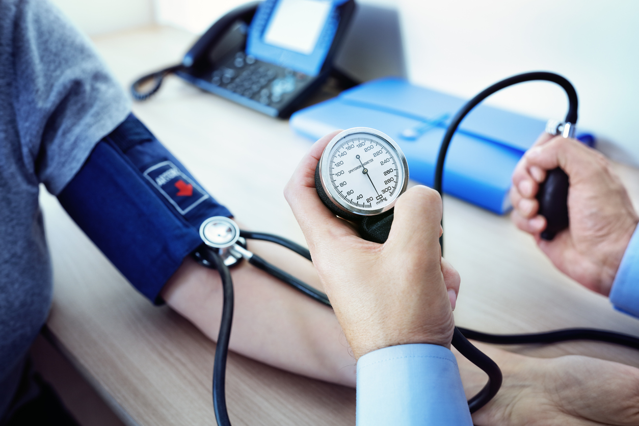 Alimentos ricos em potássio, como a bebida a base de cenoura, demonstraram combater a pressão alta, pois ajuda o corpo a se livrar do sódio e trabalhar para relaxar os vasos sanguíneos – iStock/Getty Images