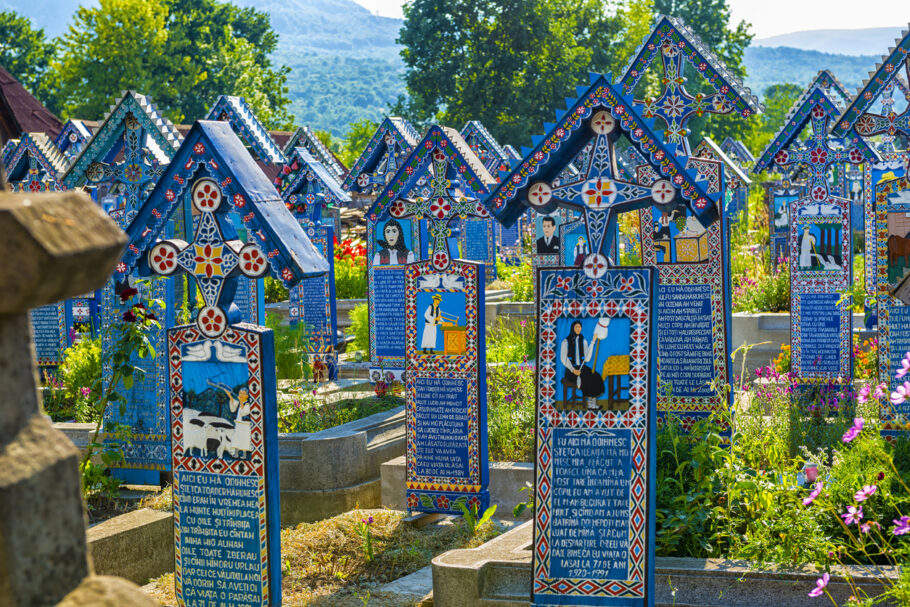 As lápides do Merry Cemetery, na cidade de Sapanta, na Romênia