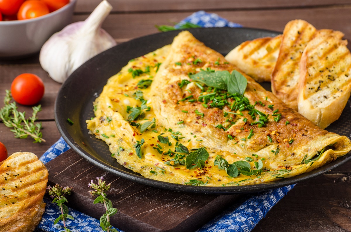 Este omelete de espinafre e queijo vai animar suas manhãs