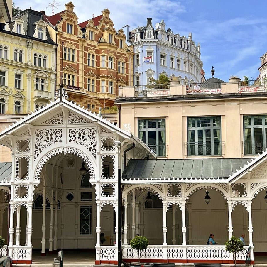 Fontes públicas ficam em prédios históricos no centro de Karlovy Vary, na República Tcheca