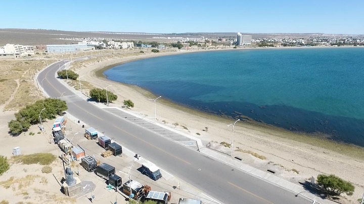 Mar azul da cidade de Puerto Madryn
