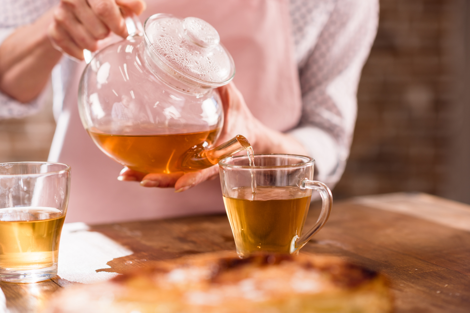 Chá purifica o corpo: o alcaçuz, além de ajudar no processo digestivo, pode auxiliar nessa limpeza do fígado à noite – iStock/Getty Images