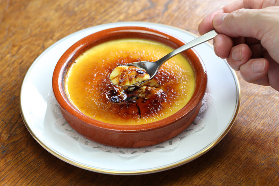Aprenda a fazer um delicioso crème brûlée em casa