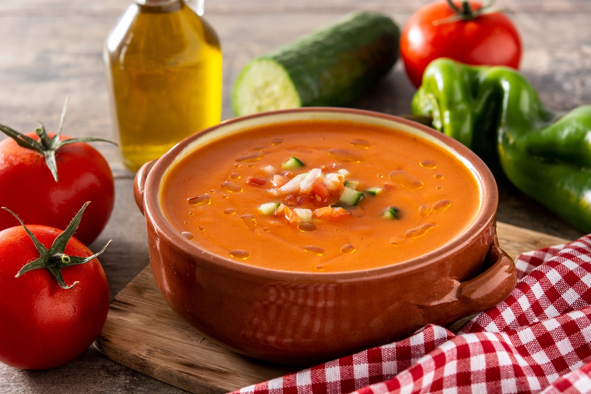 Experimente fazer gazpacho, a sopa fria para tomar no calor