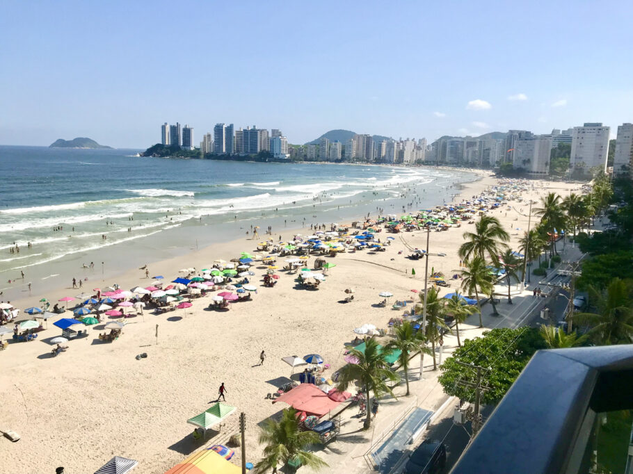 Praia das Pitangueiras, no Guarujá; prefeitura proíbe caixas de som na praia; multa passa de R$ 1 mil