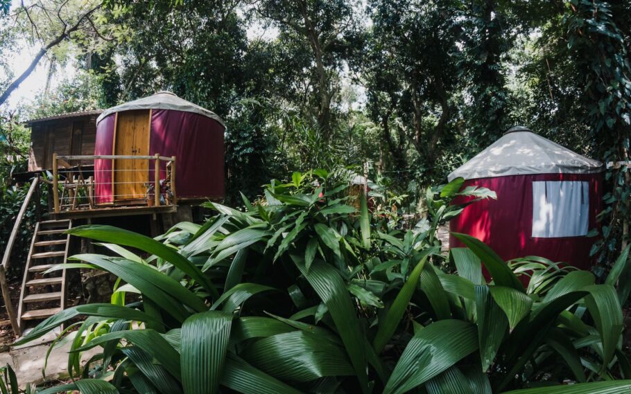 As pitorescas cabanas estilo yurts do Hostel da Vila, em Ilhabela