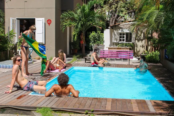 No Beach House Ipanema a piscina atrai hóspedes e cariocas em busca de alívio as altas temperaturas
