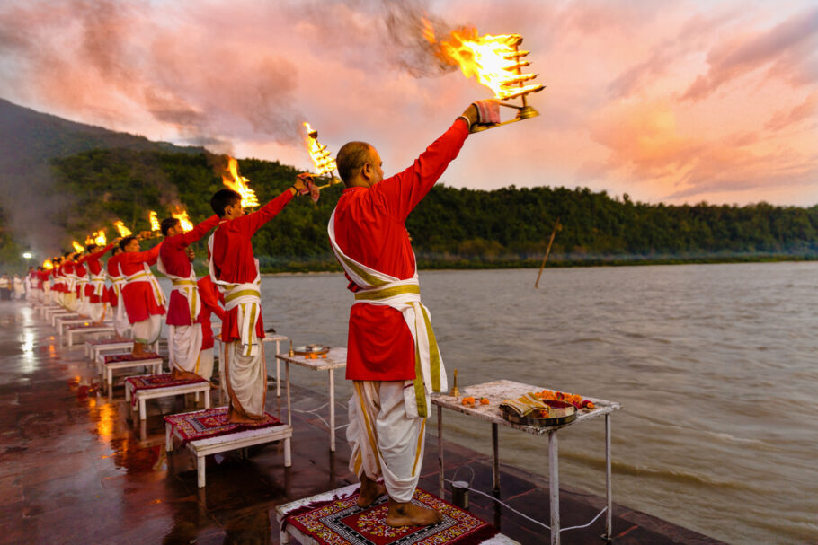 Cerimônia religiosa às margens do rio Ganges, em Rishikesh
