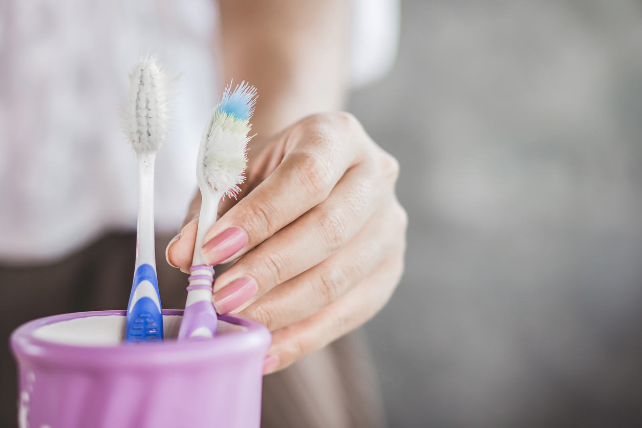 Especialistas recomendam evitar o compartilhamento de objetos pessoais, como escovas de dentes, toalhas e utensílios de cozinha, que representam um alto risco de transmissão de bactérias entre as pessoas – iStock/Getty Images