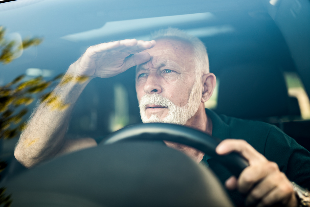 Sintoma de demência no trânsito pode se manifestar por meio de erros simples como troca de pedais – iStock/Getty Images