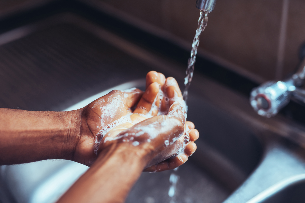 Dica: Lavar com frequência o rosto e as mãos é uma importante forma de prevenir a conjuntivite  – iStock/Getty Images