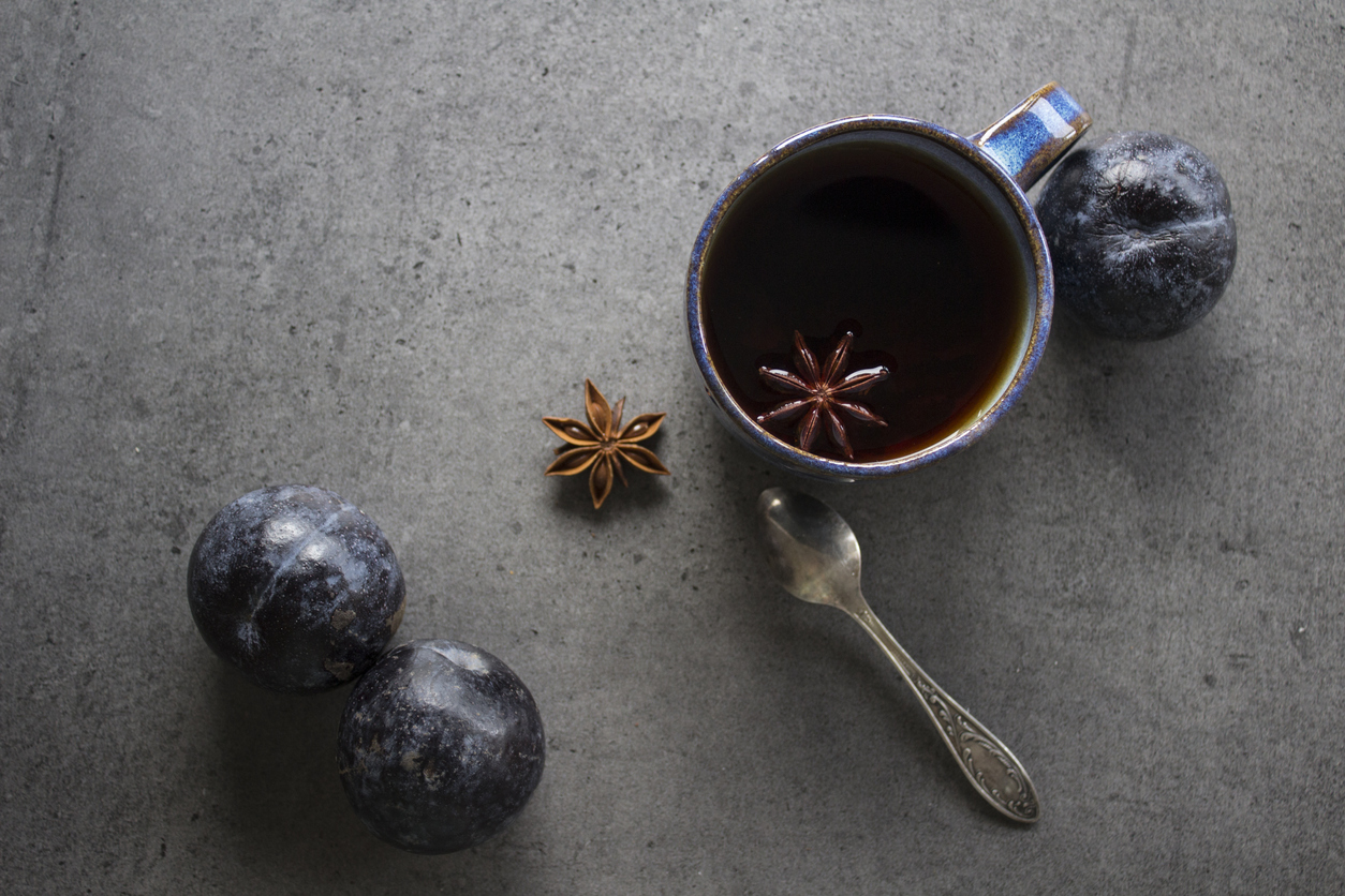 Rica em fibras solúveis, chá de ameixa é um excelente laxante para aliviar a prisão de ventre – iStock/Getty Images