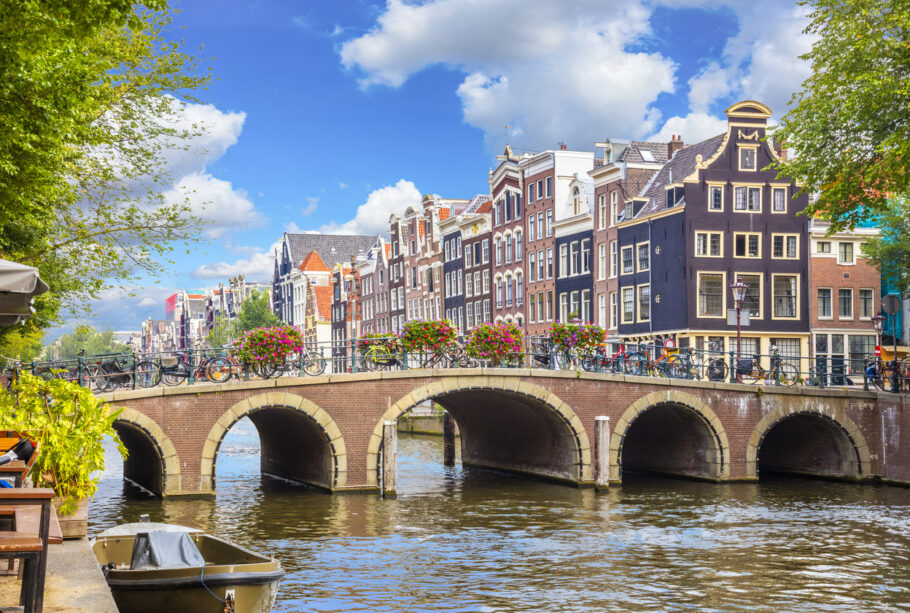 Amsterdam é um excelente destino para viajar sozinha pois é uma cidade muito bonita e segura