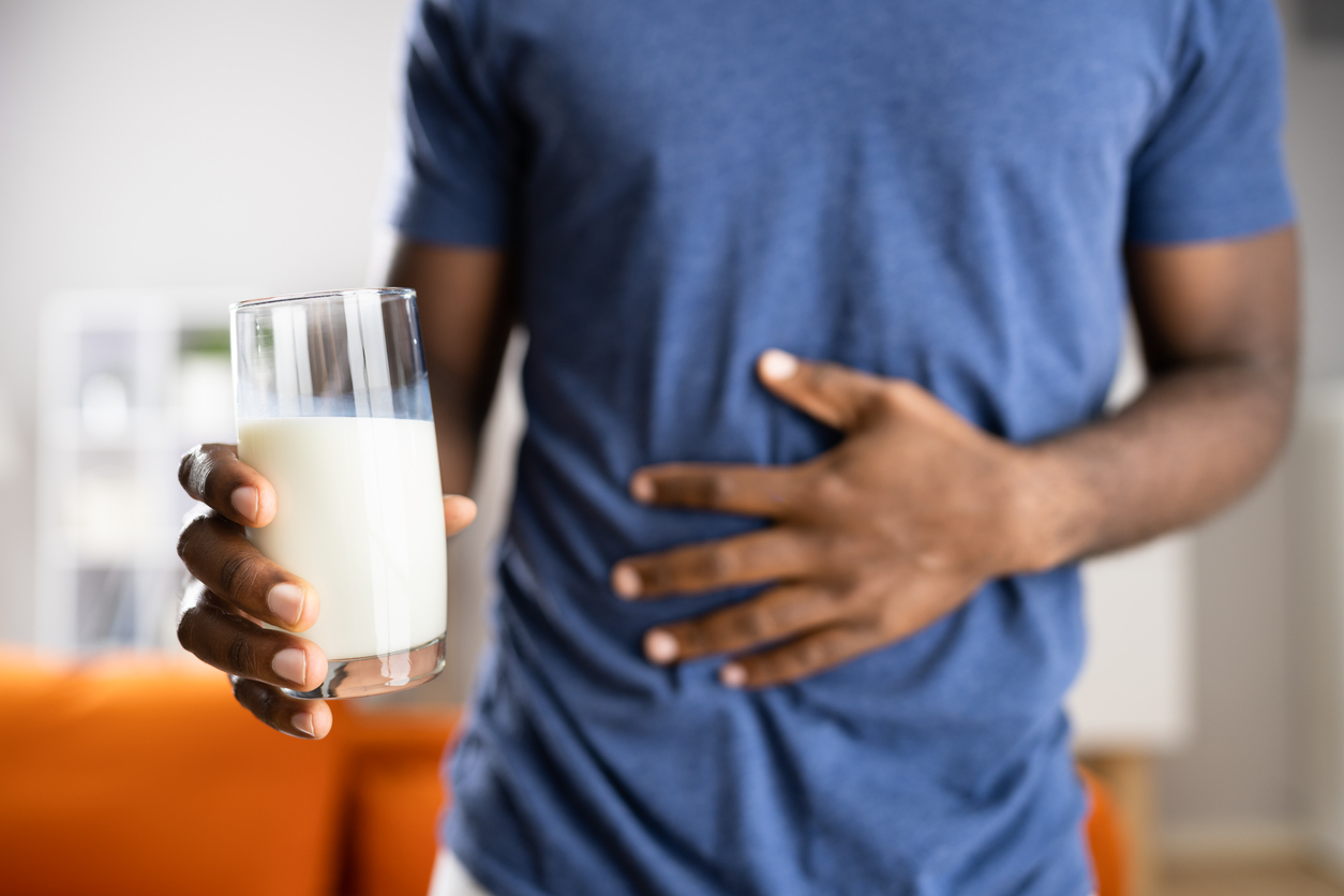 No entanto, é importante observar que nem todas as pessoas experimentam essas reações ao consumir leite e produtos lácteos – iStock/Getty Images