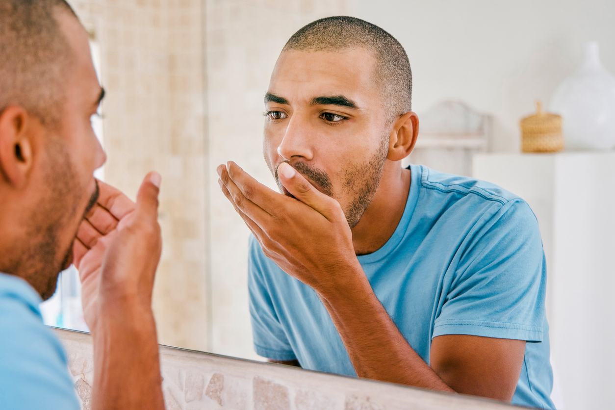 Estudos indicam que mau hálito matinal está diretamente associado à alimentação na noite anterior – iStock/Getty Images